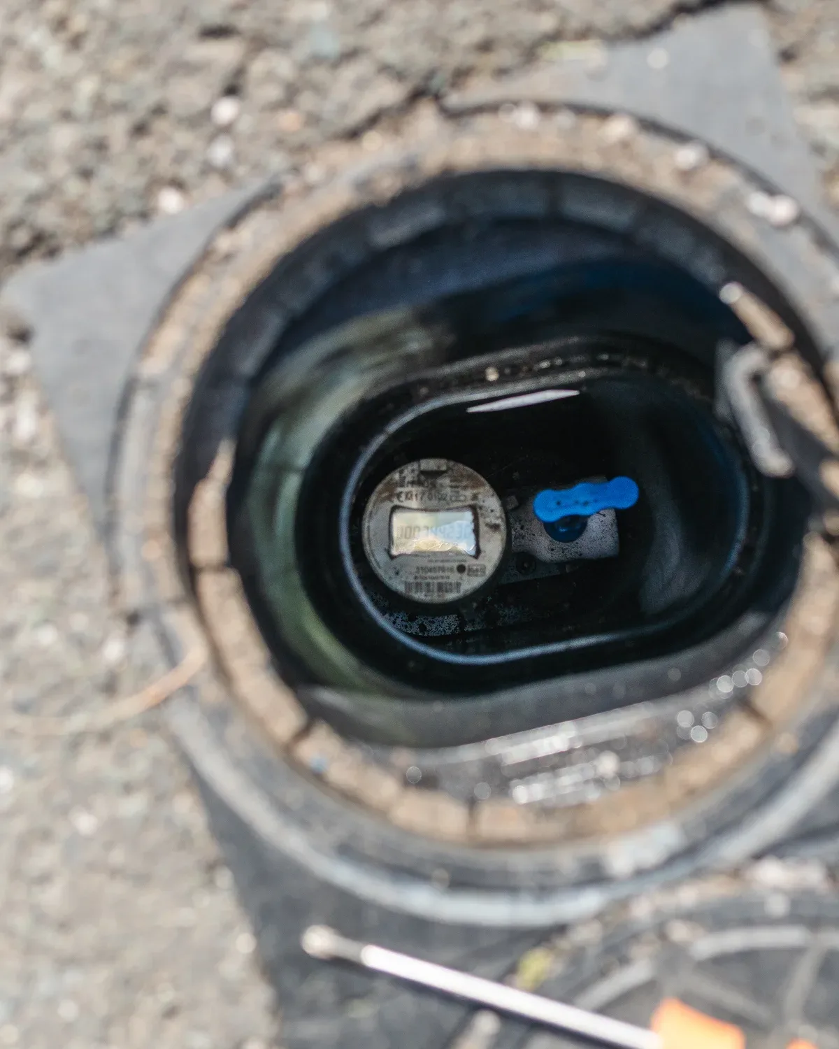 Water meter inside a boundary chamber
